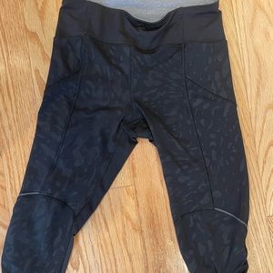 LULULEMON CROP PRINTED BLACK LEGGINGS